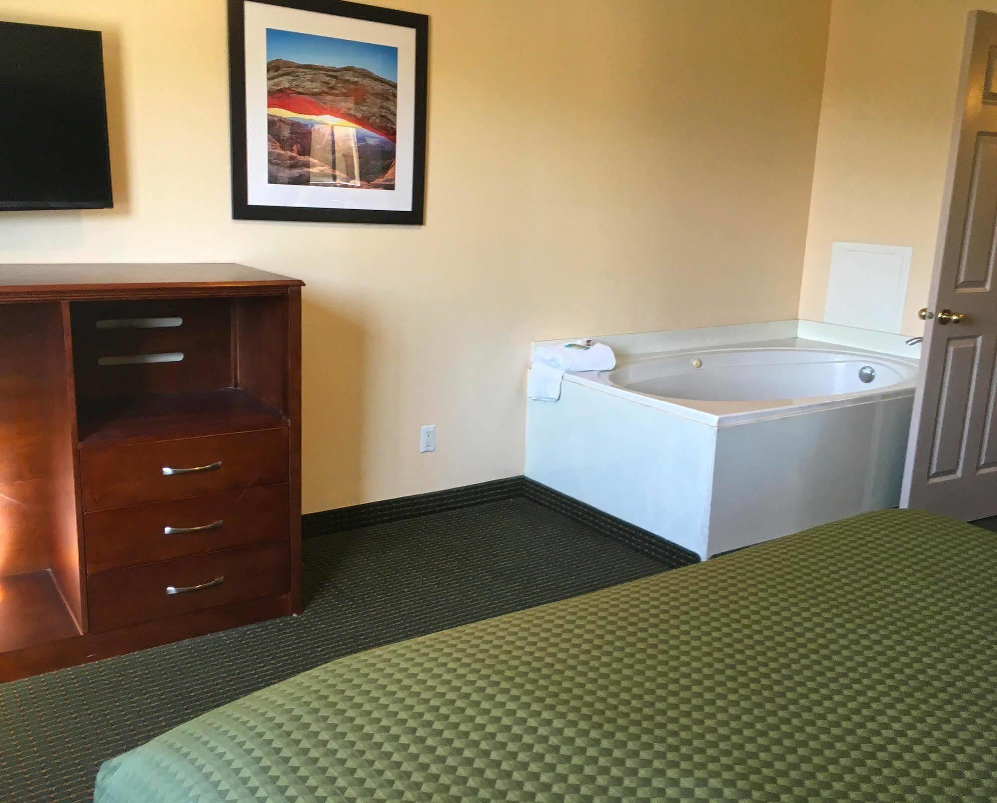 America'S Best Inn & Suites Saint George Buitenkant foto